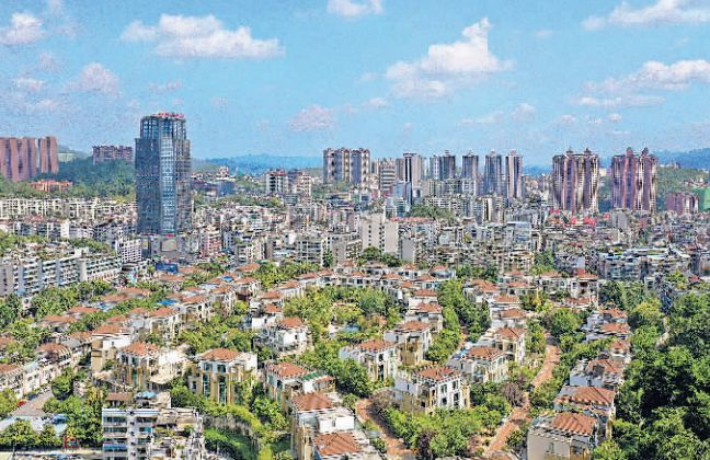 藍天白云下的烏當城區一角（2024年2月5日攝）。貴陽日報融媒體記者 周永 攝