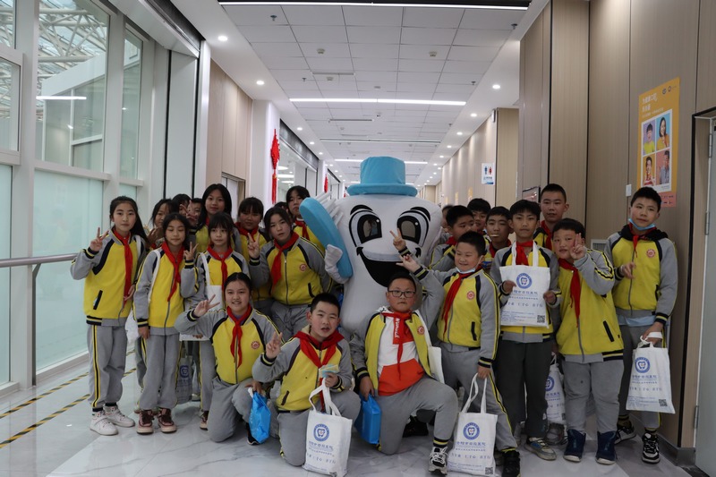 活動結束后，學生拍照留念。貴陽市口腔醫院供圖