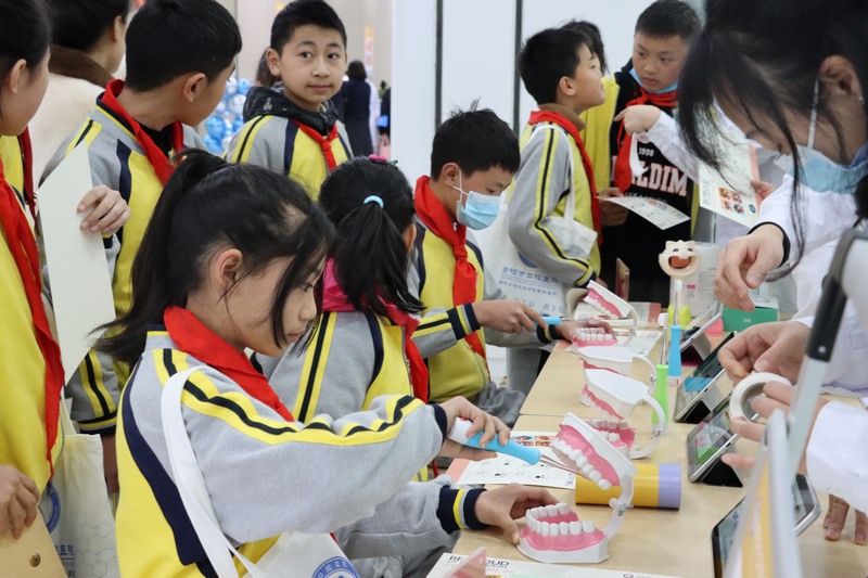 學生積極參與科普互動。貴陽市口腔醫院供圖