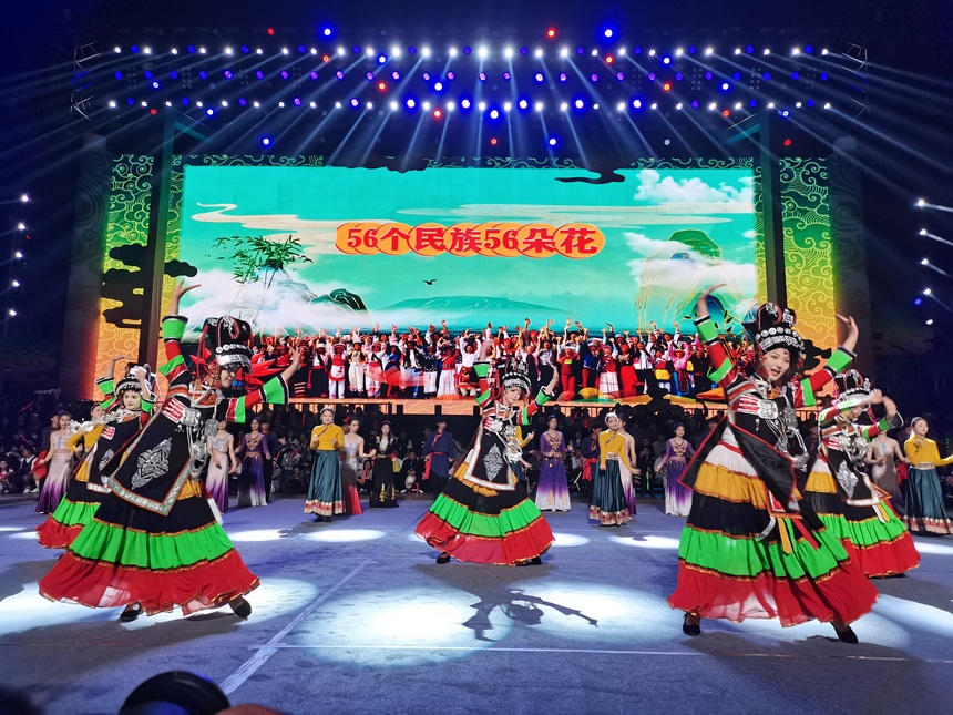 開幕式后現場舉行了深山音樂會。黃小桃攝