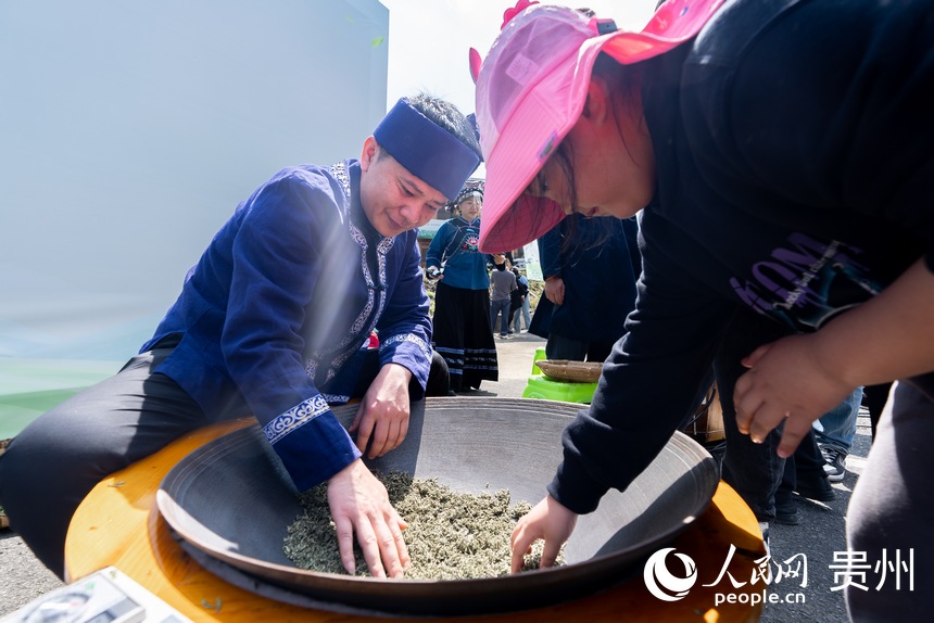 活動現場，炒茶師現場展示炒茶技藝。人民網記者 涂敏攝