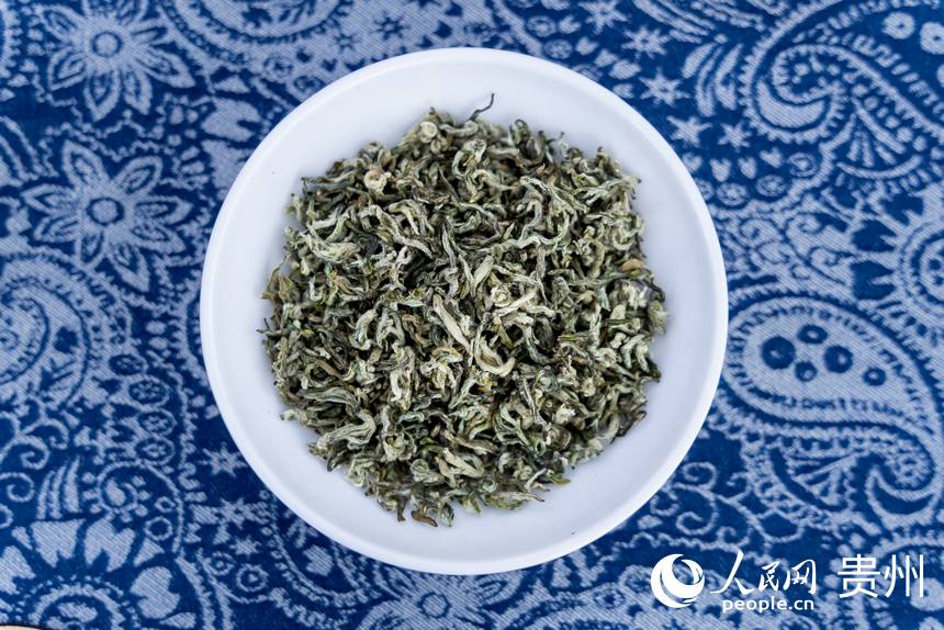 活動現場展示的都勻毛尖茶。人民網記者 涂敏攝