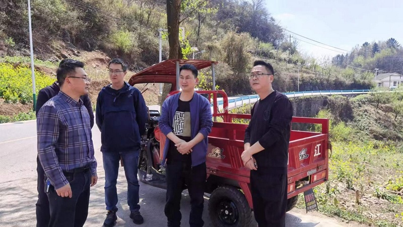 包村干部、村組干部與護林員在林區進出口布置帳篷，設置“森林防火檢查卡點” 修文縣融媒體中心姜繼恒 攝.jpg