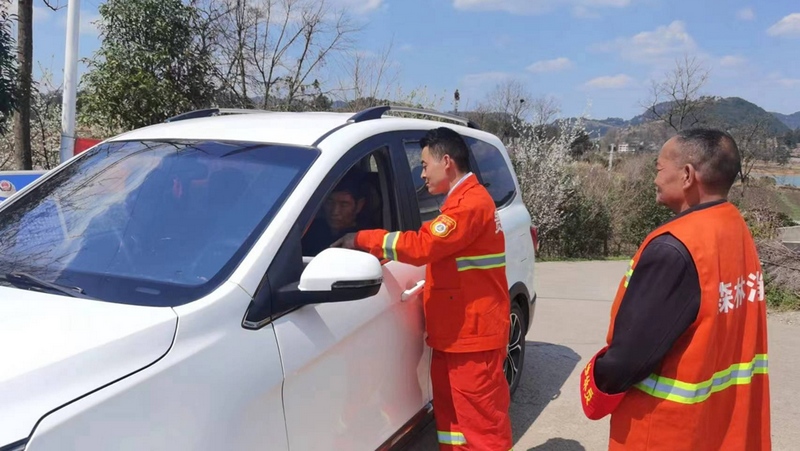 向過往群眾宣傳森林防火方面的政策、法規及應知應會知識 修文縣融媒體中心姜繼恒 攝.jpg