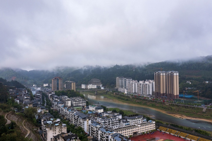 貴州省從江縣縣城云霧繚繞（無人機照片）。