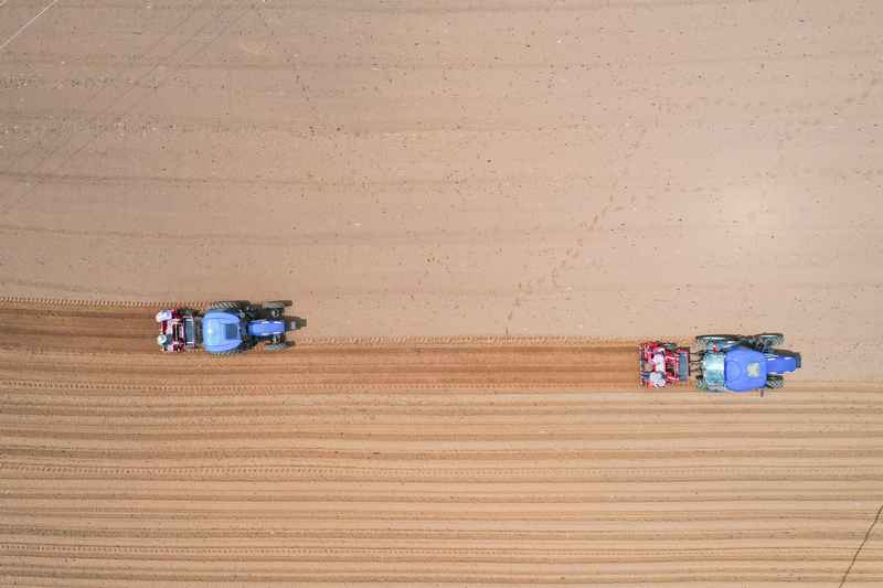 3月31日，在威寧自治縣觀風海鎮全程機械化馬鈴薯種薯擴繁基地，農機在耕種馬鈴薯。趙偉攝