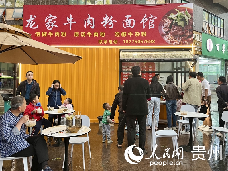 傍晚時分，百味嗦粉街的牛肉粉店生意依舊火熱。人民網 李麗萍攝