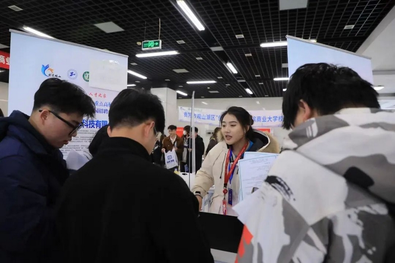 京東物流相關工作人員和求職者交流。