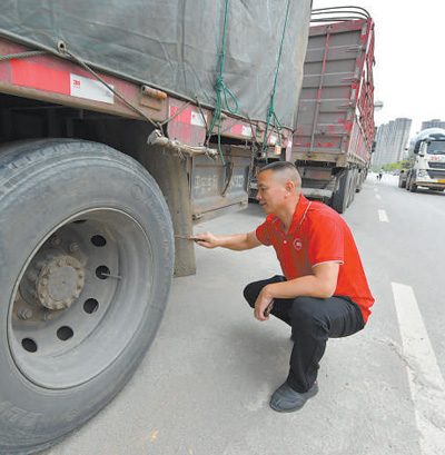 游德祥在檢查車輛。受訪者供圖