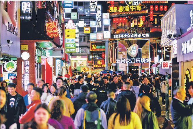 圖為4月8日晚，市民、游客在青云市集游玩。