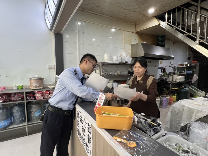 耐心講解稅費優惠政策。