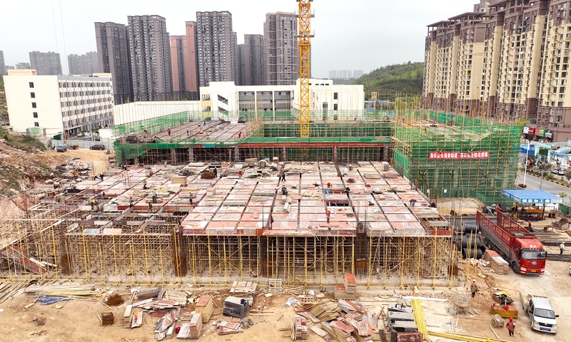 (1)一號綜合教學樓主體施工中。代勝強 攝