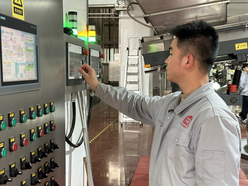 工作人員正在日常操縱設備。