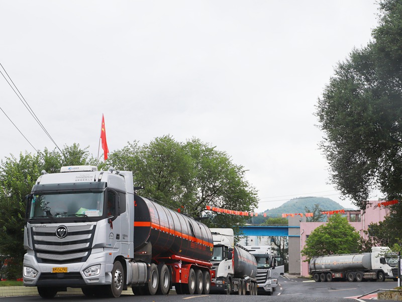 瀝青排隊裝運。