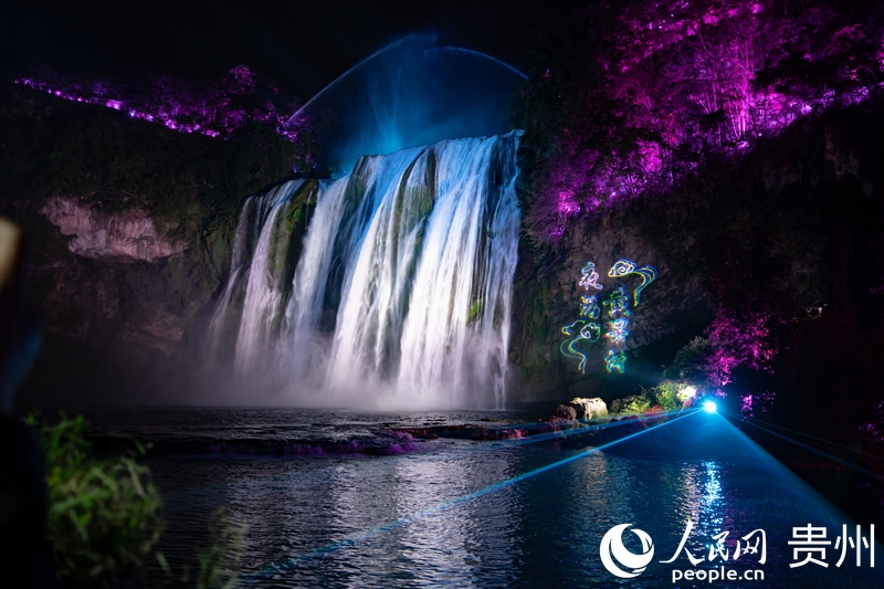 光影中的黃果樹瀑布。人民網 陽茜攝