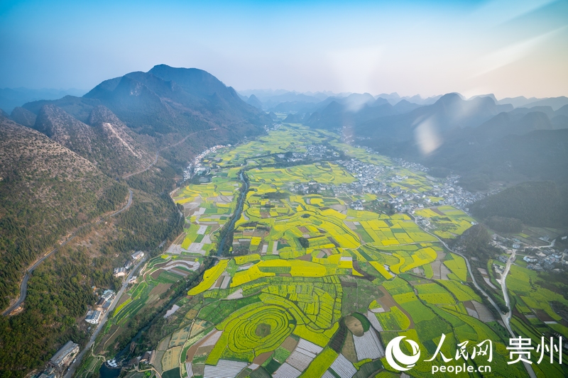 航拍興義萬峰林一角。人民網 涂敏攝