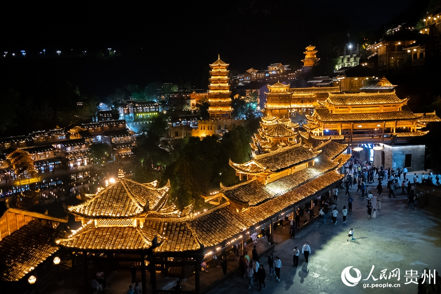 夜幕下的峰林布依景區。人民網記者 涂敏攝