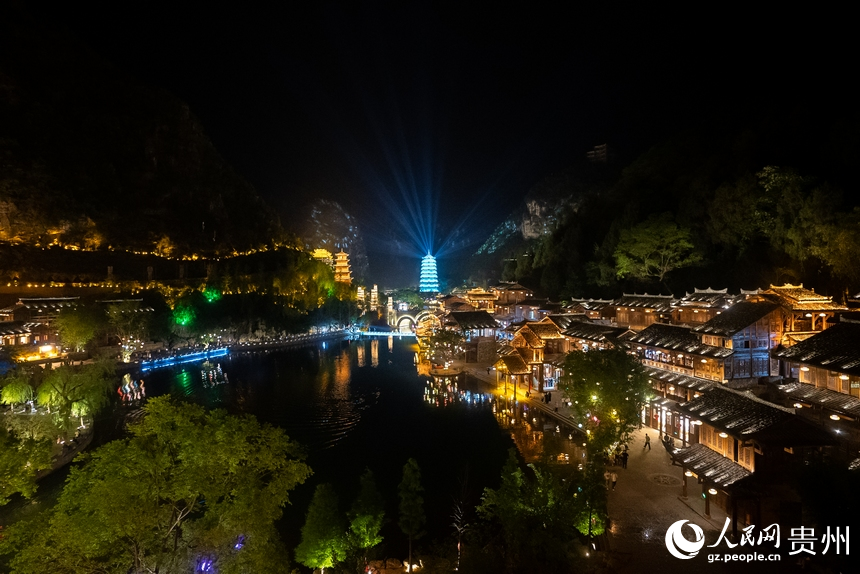 夜幕下的峰林布依景區。人民網記者 涂敏攝