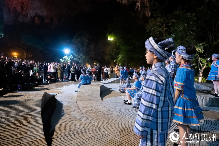 景區內的民族音樂展演。人民網記者 涂敏攝