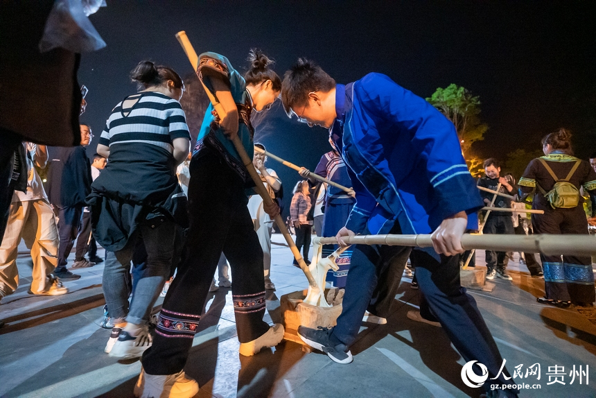 景區內的打糍粑展演。人民網記者 涂敏攝