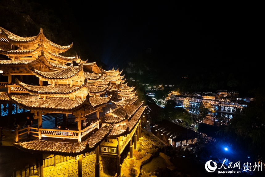 夜色下的峰林布依。人民網記者 涂敏攝