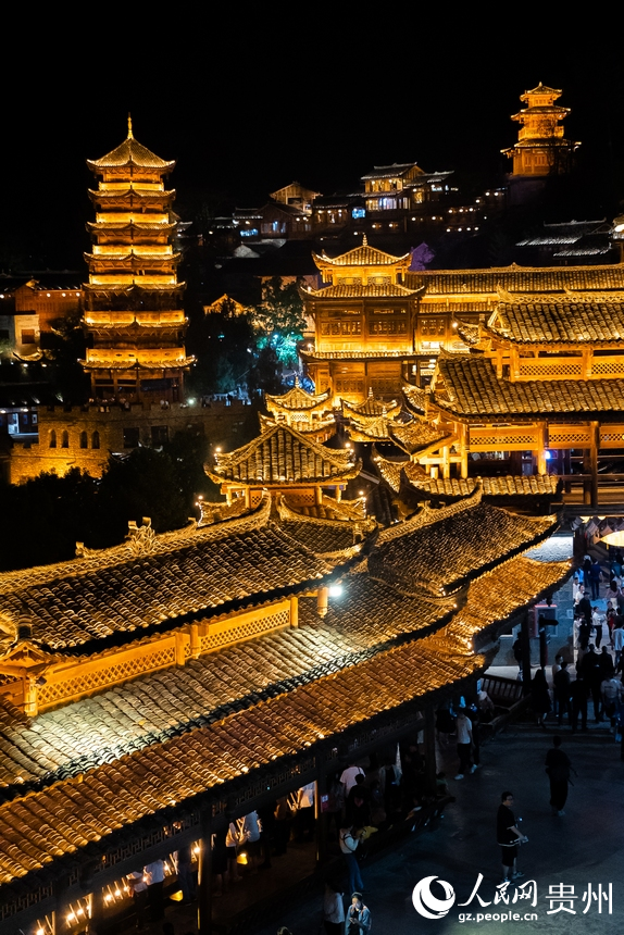 夜色下的峰林布依。人民網記者 涂敏攝