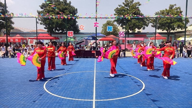 當天的球賽，還穿插開場節目表演、中場節目表演。姜繼恒攝