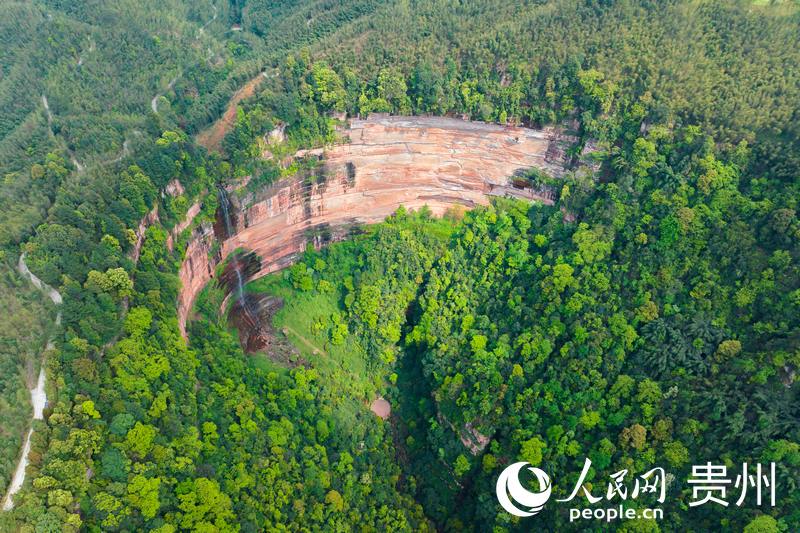 航拍赤水丹霞佛光巖景區。人民網記者 涂敏攝