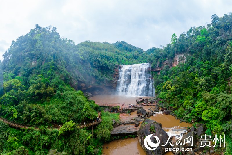 航拍赤水丹霞赤水大瀑布。人民網記者 涂敏攝