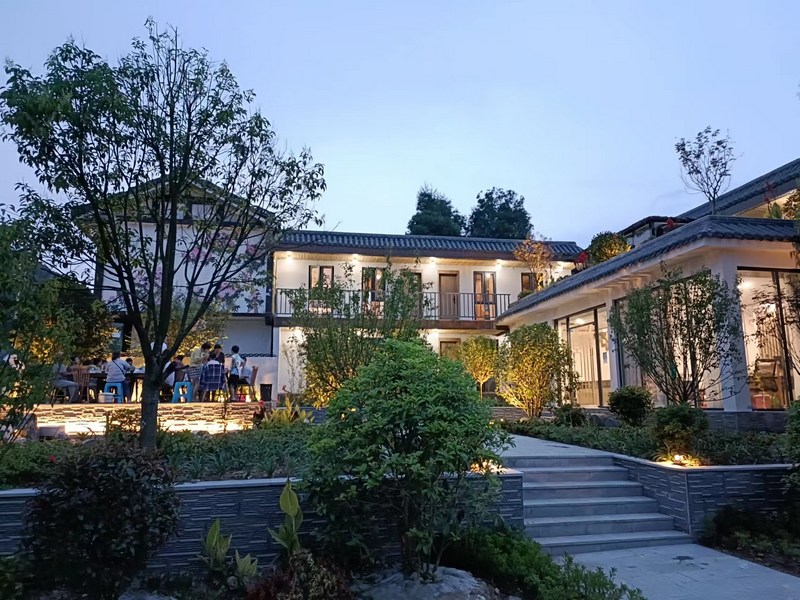 百里杜鵑管理區普底鄉永興村民宿夜景。