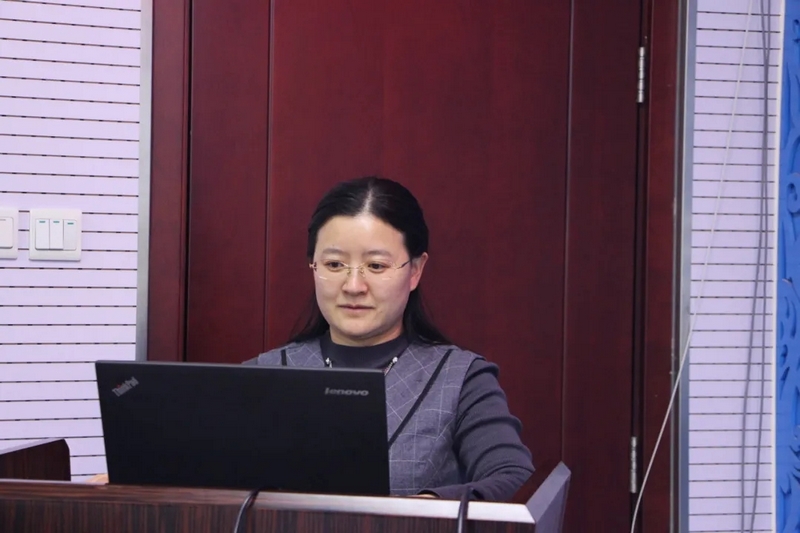 商崇菊參加學術活動。