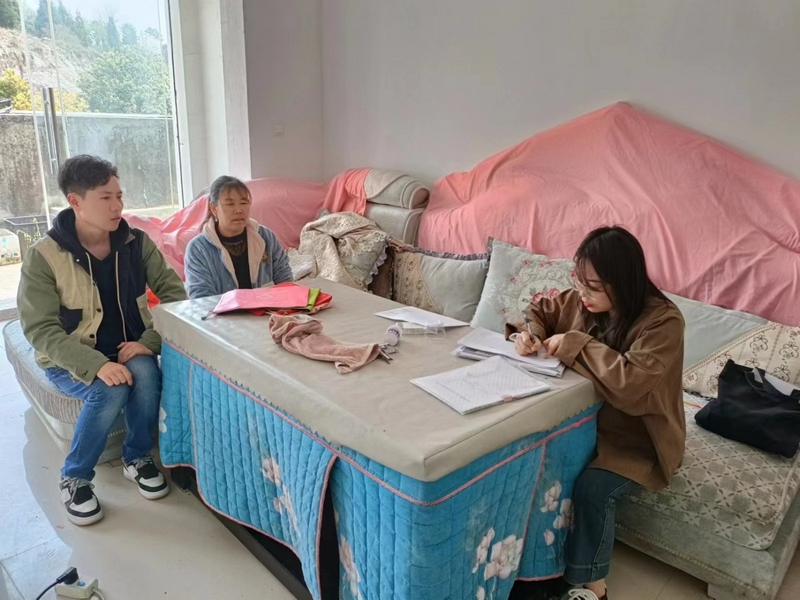 (1)楓漁社區支書吳莉波入戶走訪脫貧戶。