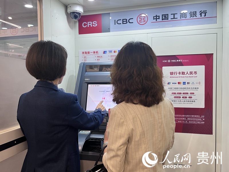 嘉賓在貴陽龍洞堡國際機場體驗支付服務。人民網 陳潔泉攝