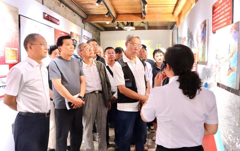 在黔西市大關鎮鹽號文化陳列館傾聽講解。