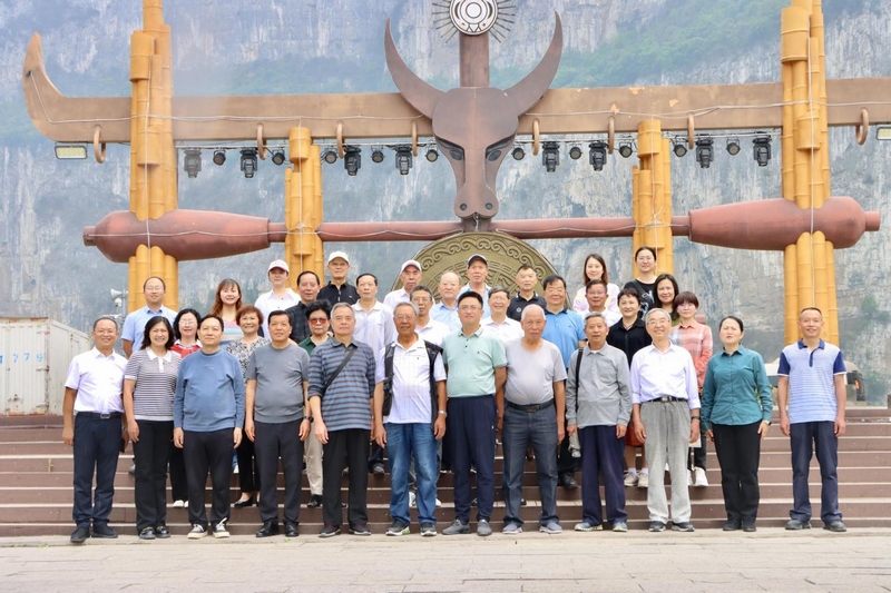 在黔西市新仁苗族鄉化屋村文化廣場合影。