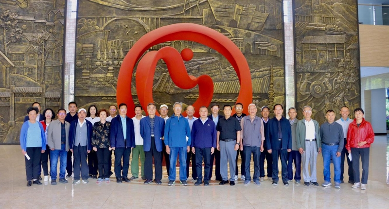 在畢節試驗區同心展覽館“同心筑夢”主題雕塑前合影。