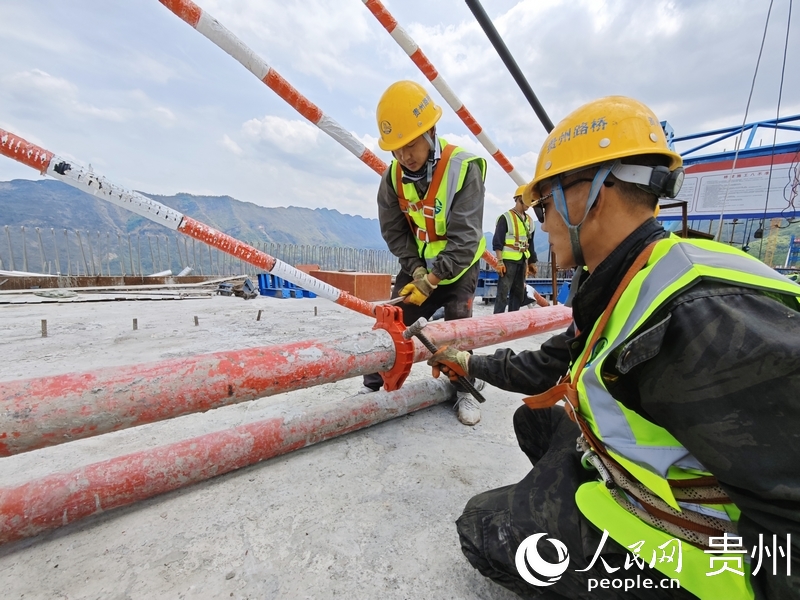 工人們為澆筑做準備工作。人民網 龍章榆攝