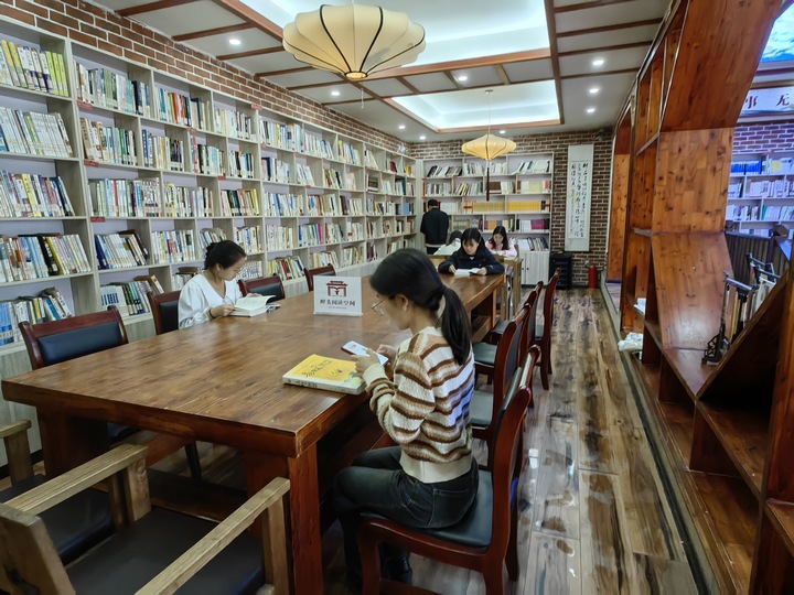 合馬知行書舍居民讀書。