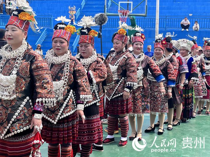 身著民族服飾的村民正排隊投籃。人民網 陳潔泉攝