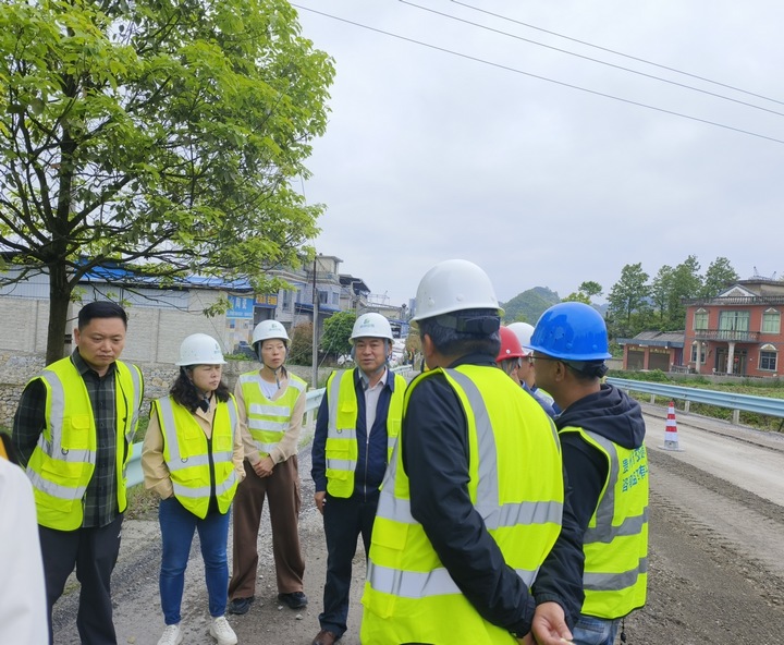 檢查G354線開陽啟鈐廣場至修文貴遵線交叉口公路路面改造工程施工現場。余雪攝