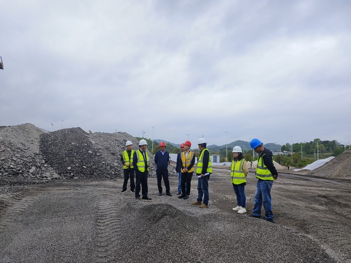 檢查拌合站建設情況。余雪攝