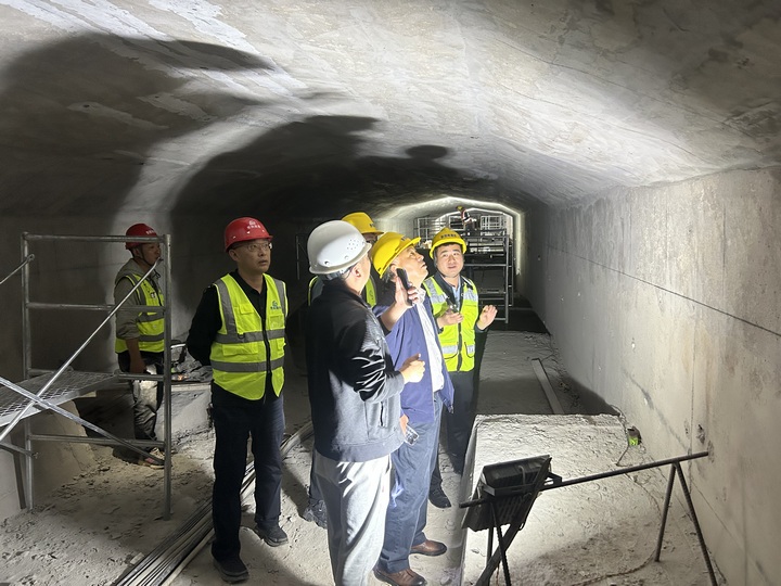 檢查箱梁內部裂縫處置情況。李雪霜攝