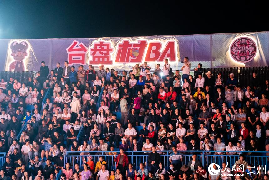 觀眾在現場觀看比賽。人民網記者 涂敏攝