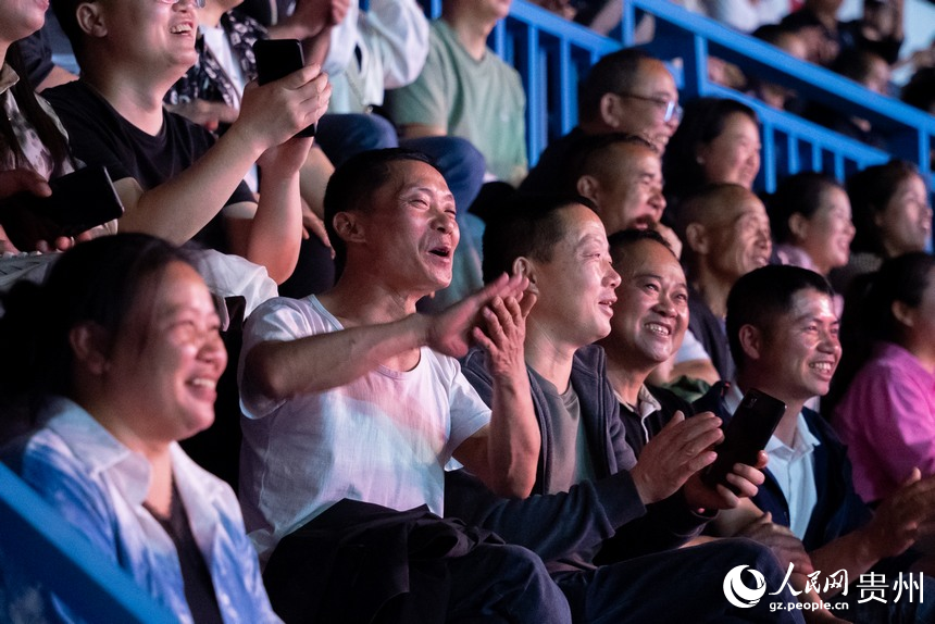 比賽現場，觀眾為參賽運動員加油。人民網記者 涂敏攝