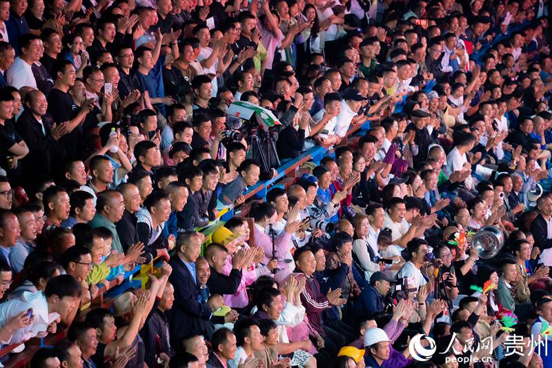 11 比賽現場，觀眾為運動員們加油。人民網記者 涂敏 攝