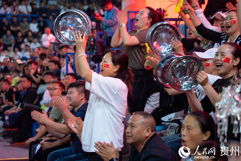 12 比賽現場，觀眾為運動員們加油。人民網記者 涂敏 攝