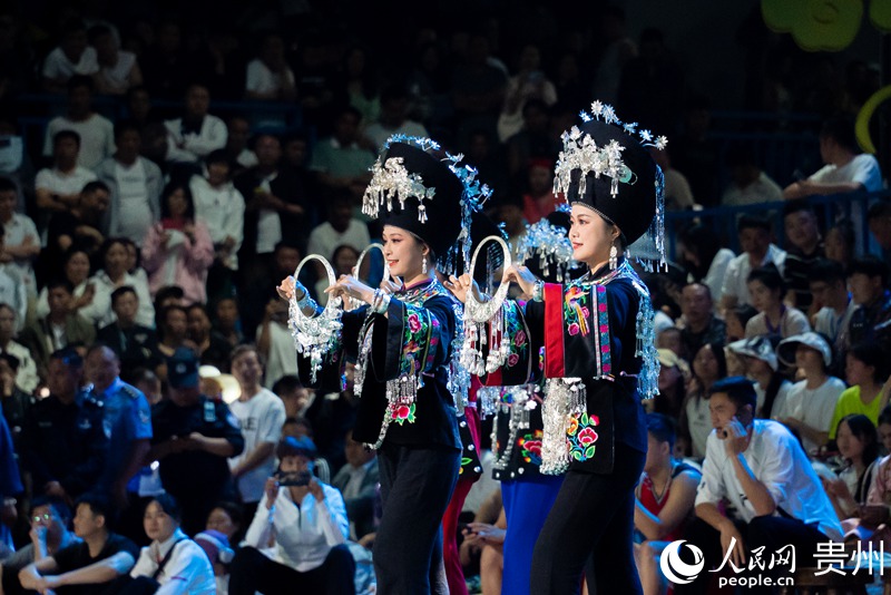 7 比賽間隙展示的民族手工藝飾品。人民網記者 涂敏 攝