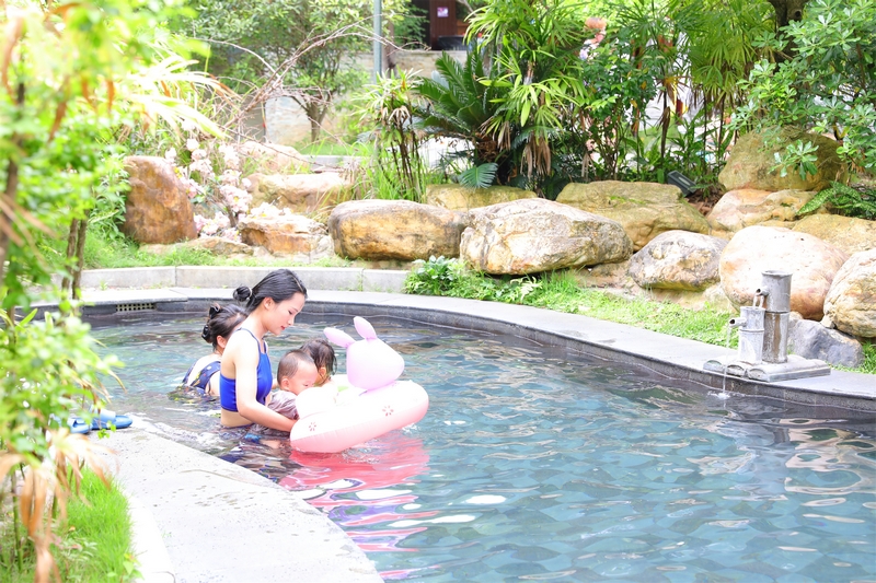 游客正在劍河仰阿莎溫泉小鎮泡泉 。楊婷攝