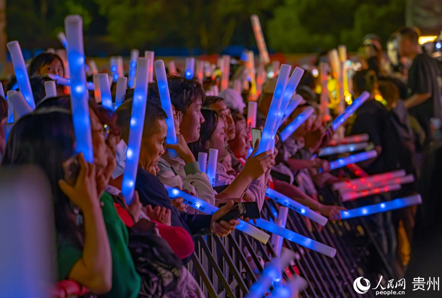 貴陽路邊音樂會全新升級唱響“五一”。人民網 陽茜攝