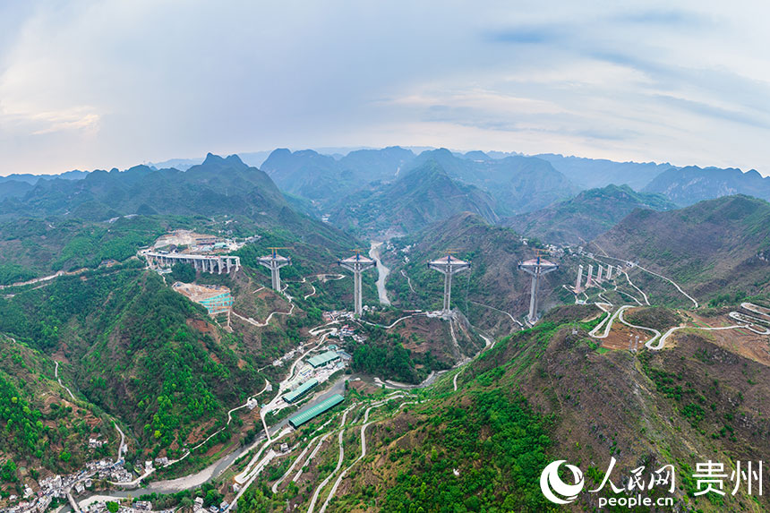 建設中的六枝特大橋。人民網 涂敏攝